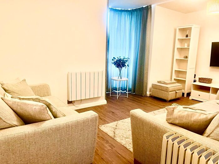 2 Bedroom Flat To Rent In Bramlands Close, SW11