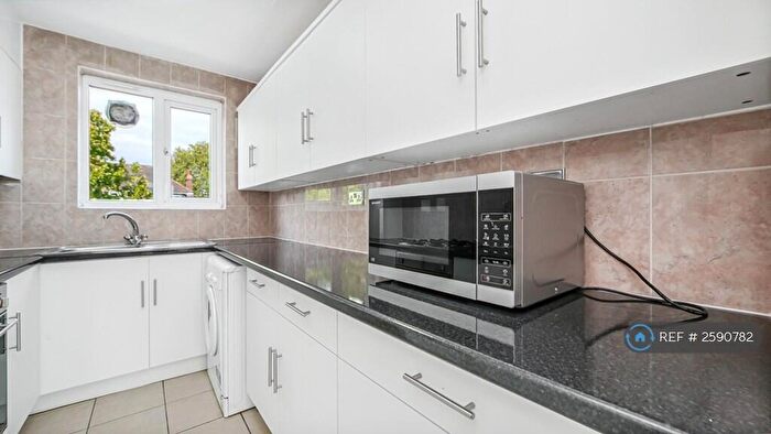 3 Bedroom Flat To Rent In Park Farm Close, London, N2