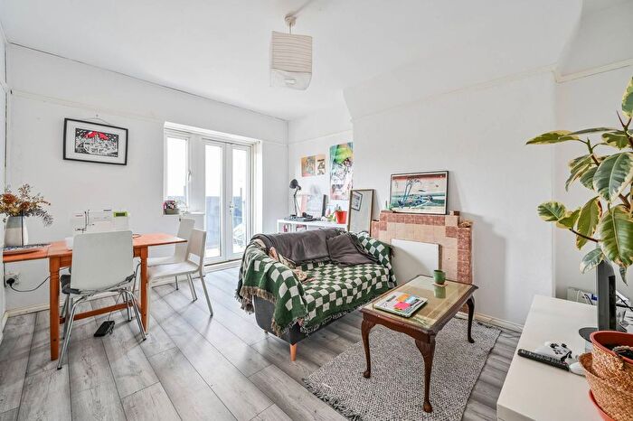 1 Bedroom Flat To Rent In Wickford House, Wickford Street, Bethnal Green, London, E1