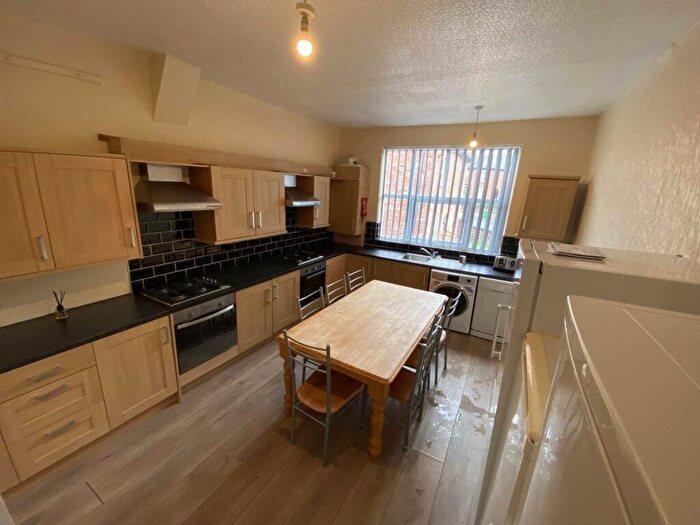 7 Bedroom Flat To Rent In Wilmslow Road, Fallowfield, M14