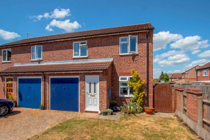 3 Bedroom Semi-Detached House To Rent In Bramble Grove, Stamford, Lincolnshire, PE9