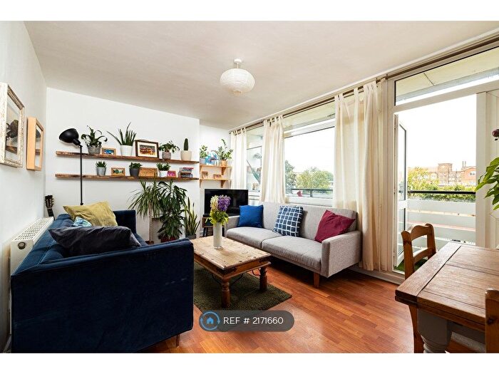 3 Bedroom Maisonette To Rent In Tomlinson Close, London, E2