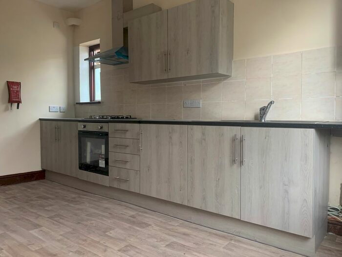 3 Bedroom Flat To Rent In Vale Road, Forest Gate, London, E7