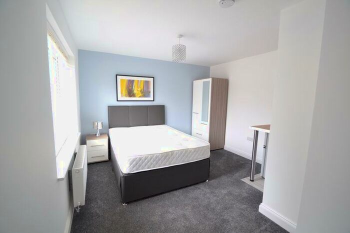 4 Bedroom House Of Multiple Occupation To Rent In Gainsborough Road, Corby, NN18