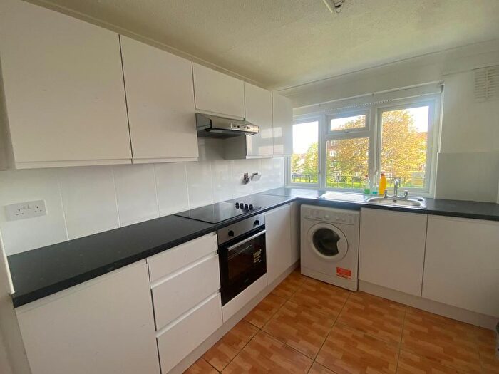 1 Bedroom Flat To Rent In Jeremys Green, Edmonton, N18