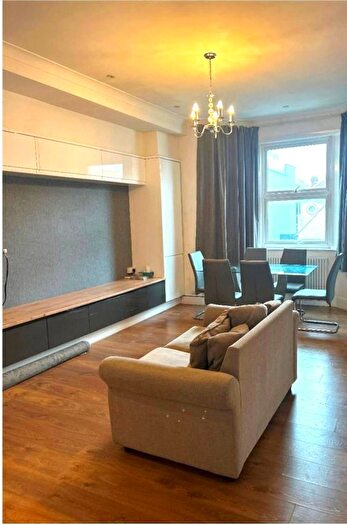 2 Bedroom Flat To Rent In Station Road, N3