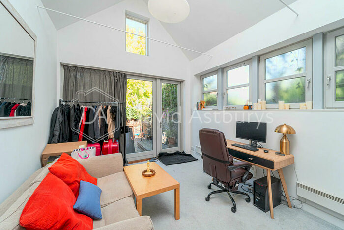 1 Bedroom Detached House To Rent In Womersley Road, Crouch End, London, N8