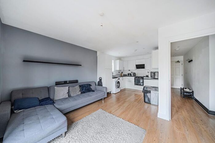 2 Bedroom Flat To Rent In High Street, Crowthorne, RG45