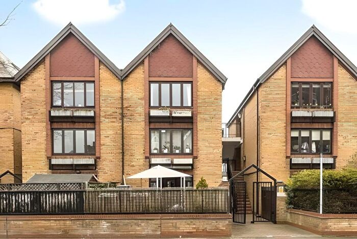 2 Bedroom Flat To Rent In Nairn Court, Trinity Road, Wimbledon, SW19