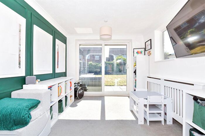 3 Bedroom Semi Detached House For Sale In Rowan Close, Aylesford, Kent, ME20