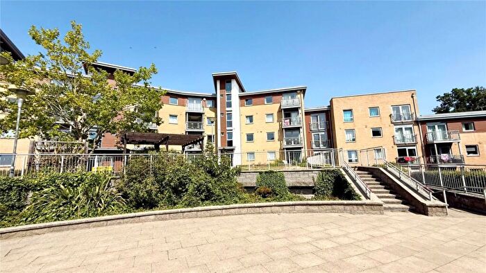 2 Bedroom Flat For Sale In Kelvin Gate, Bracknell, Berkshire, RG12