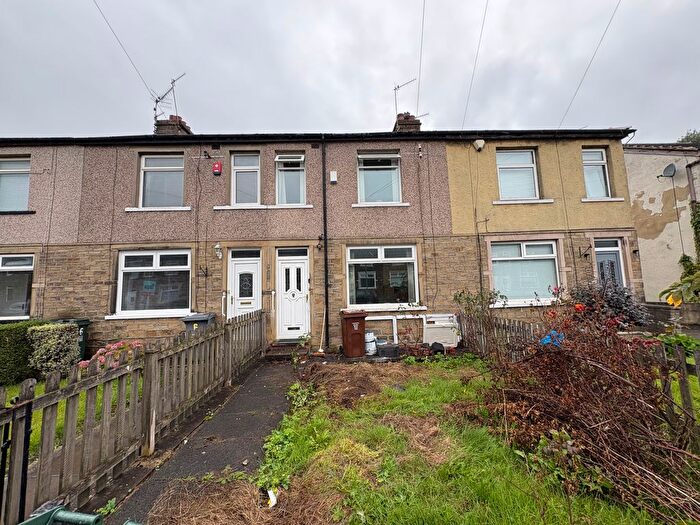3 Bedroom Town House To Rent In Carr Bottom Avenue, Bradford, BD5