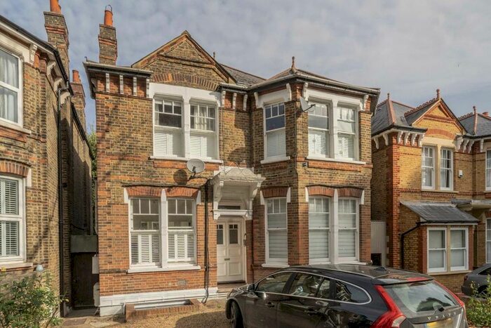 2 Bedroom Flat To Rent In Palace Road, London, SW2