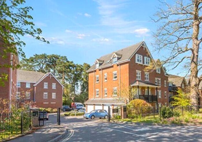 2 Bedroom Apartment For Sale In Worth Park Avenue, Crawley, West Sussex, RH10
