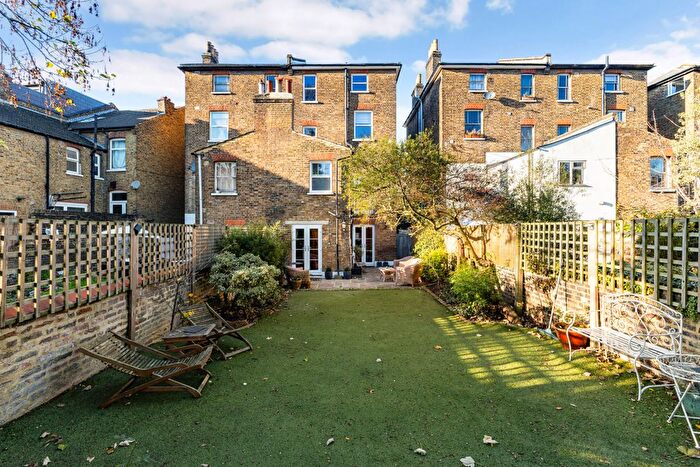 5 Bedroom Semi-Detached House For Sale In Avenue Park Road, London, SE27