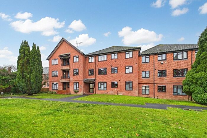 1 Bedroom Flat For Sale In Clockhouse Road, Farnborough, Hampshire, GU14