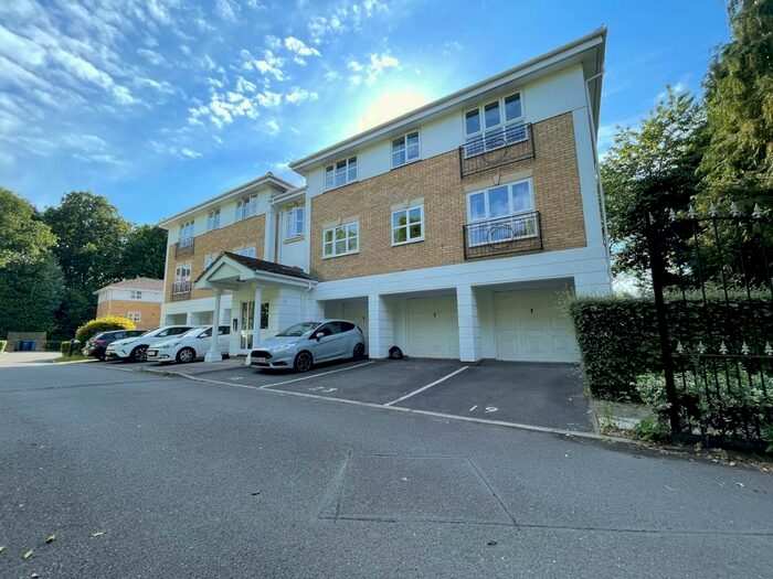 2 Bedroom Flat To Rent In Sabin Gates, Old Bracknell Lane East, Bracknell, Berkshire, RG12