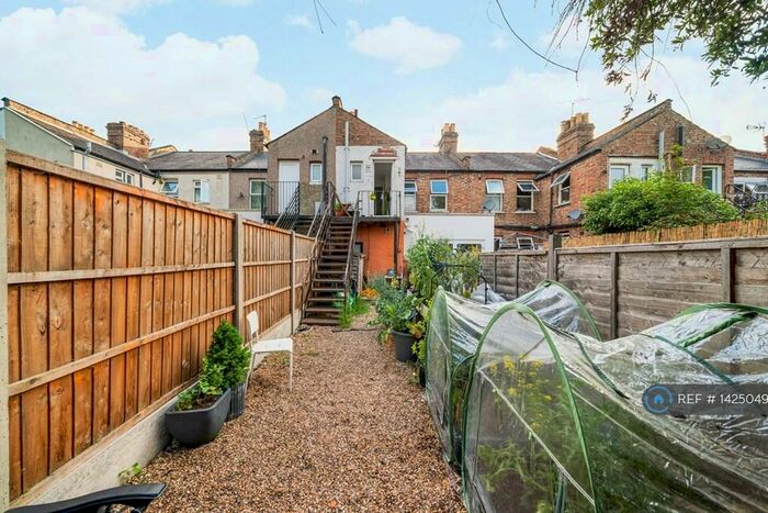 2 Bedroom Flat To Rent In Hove Avenue, London, E17