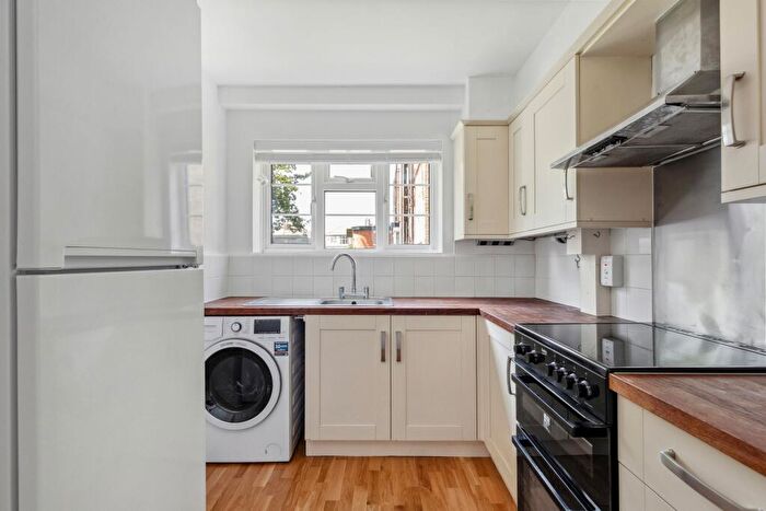 2 Bedroom Flat To Rent In Flat Ellington Court, N14