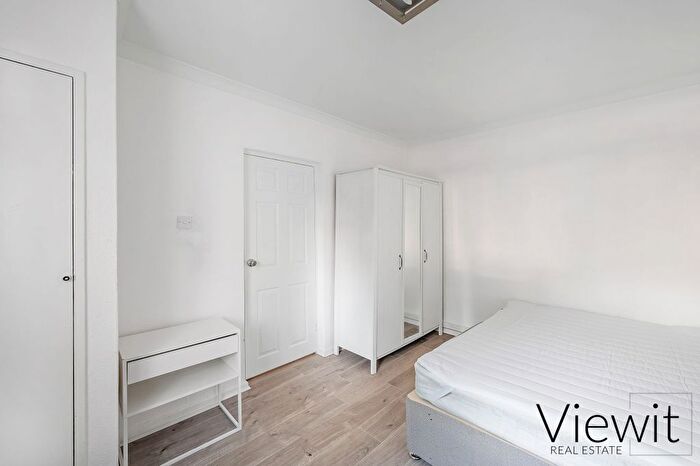3 Bedroom Flat To Rent In Thorncroft Street, Nine Elms, London, SW8