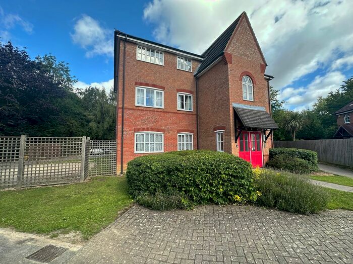 2 Bedroom Flat To Rent In Ragley Close, Great Notley, Braintree, CM77
