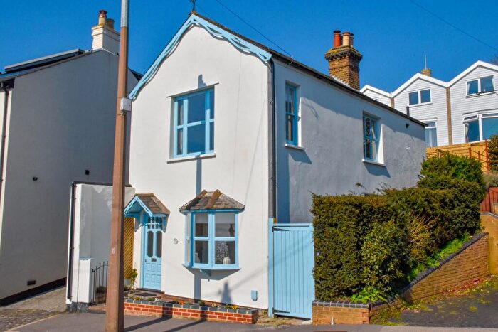 3 Bedroom Detached House For Sale In Leigh Hill, Leigh-On-Sea, SS9