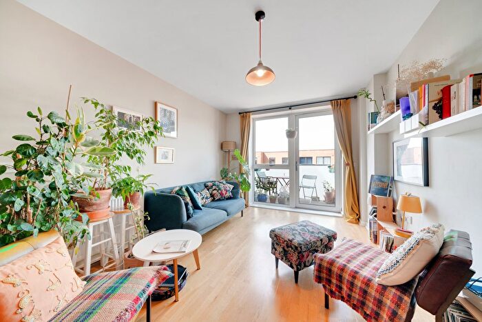 1 Bedroom Flat To Rent In Birdsmouth Court, Bathurst Square, London, N15