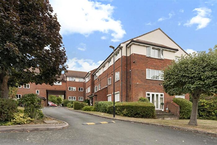 2 Bedroom Flat For Sale In Chingford Avenue, Chingford, E4