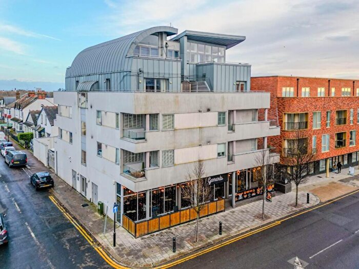 2 Bedroom Flat For Sale In Broadway, Leigh-On-Sea, SS9