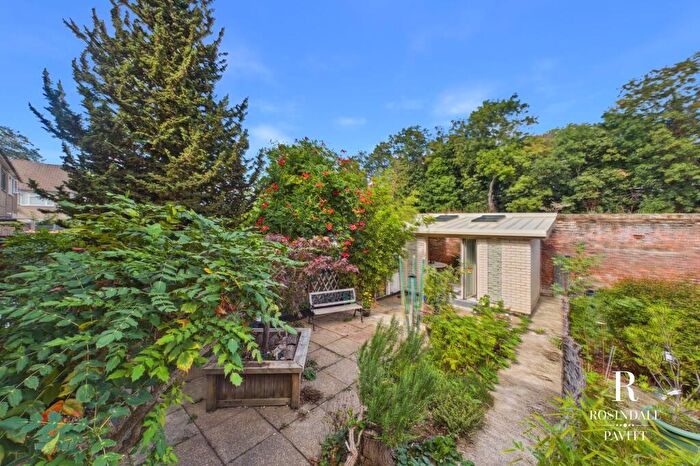 2 Bedroom Maisonette For Sale In Tylers Path, Carshalton, SM5