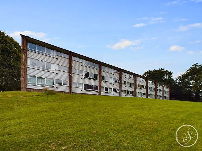 2 Bedroom Flat For Sale In Gledhow Court, Leeds, LS7