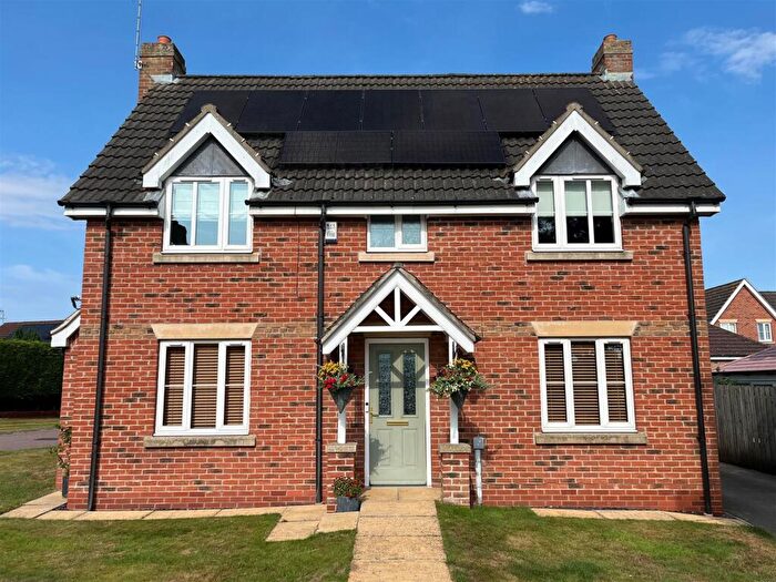 4 Bedroom Detached House For Sale In Spring Field Close, Sigglesthorne, HU11