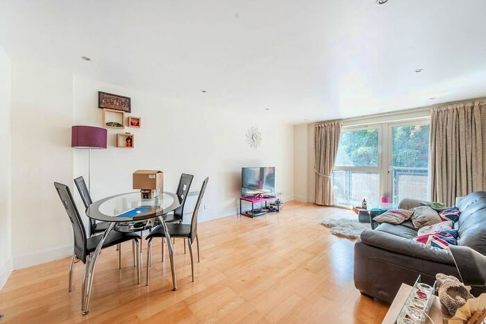 3 Bedroom Flat To Rent In Vauxhall Bridge Road, Westminster, London, SW1V