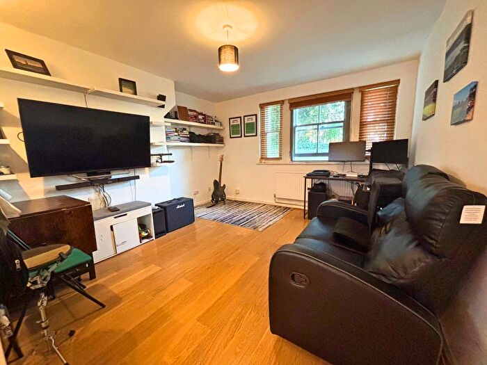 1 Bedroom Flat For Sale In Uxbridge Road, Kingston Upon Thames, KT1