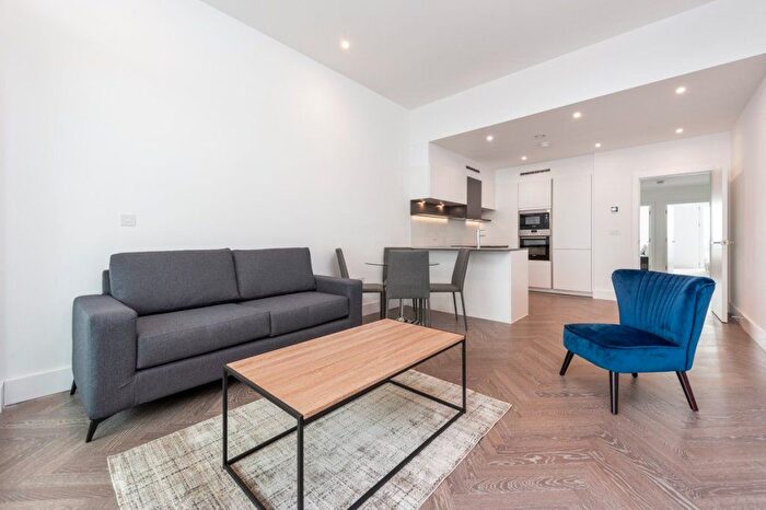 2 Bedroom Flat For Sale In Sterling Way, Islington, London, N7