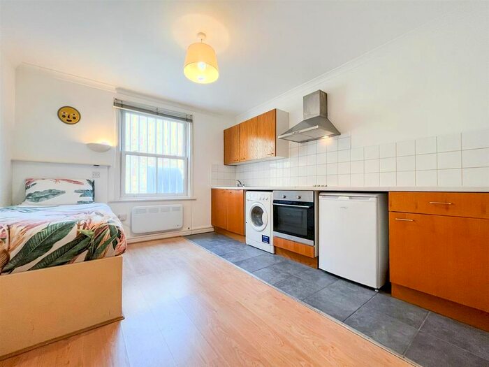 Studio To Rent In Battesea Park Road, Battersea, SW11