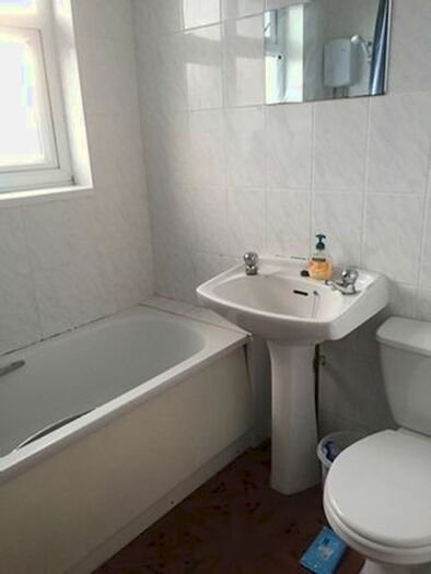 4 Bedroom Semi-Detached House To Rent In Blenheim Gardens, Southampton, SO17