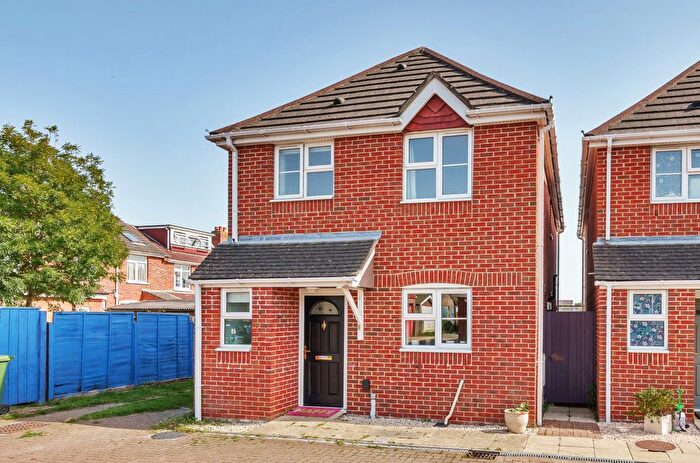 3 Bedroom Detached House For Sale In Whithedwood Avenue, Upper Shirley, Southampton, Hampshire, SO15