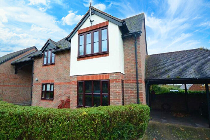 2 Bedroom Flat To Rent In Mayfield Court, Reading Road, Hook, RG27