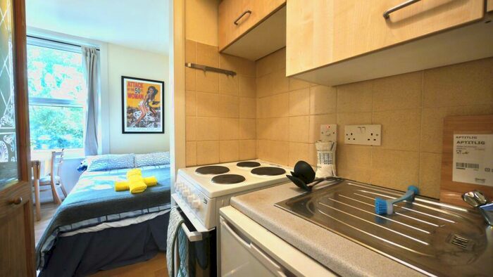 Studio To Rent In Park Avenue, London, NW2