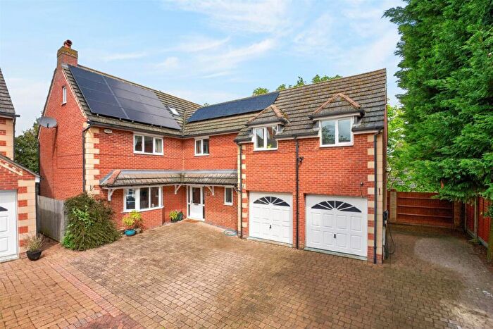 6 Bedroom Detached House For Sale In , Irchester Road, Rushden, NN10