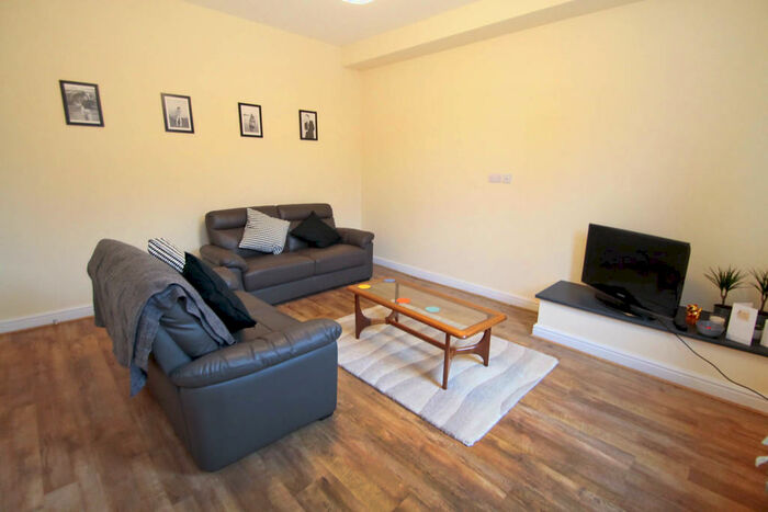 4 Bedroom End Of Terrace House To Rent In Bankfield Terrace, Burley, LS4