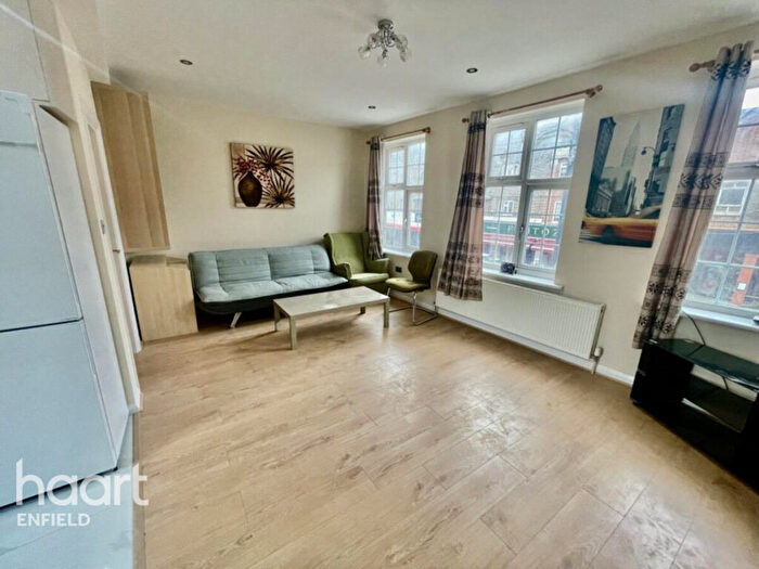3 Bedroom Apartment To Rent In Crown Lane, London, N14