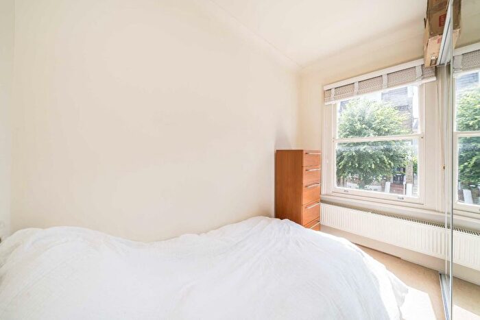 2 Bedroom Flat For Sale In Fulham Park Gardens, London, SW6