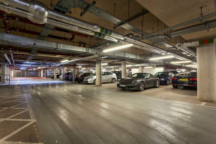 Flat To Rent In Car Space, Highbury Stadium Square, N5