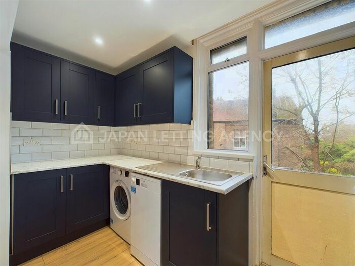 3 Bedroom Flat To Rent In Uxbridge Road, London, W5