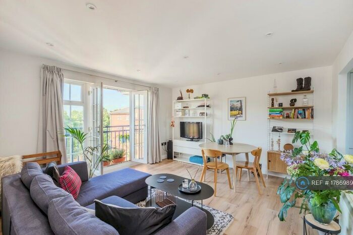 2 Bedroom Flat To Rent In Queensberry Place, London, E12