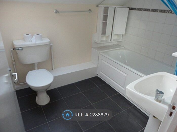 2 Bedroom Flat To Rent In Charwood Road, Wokingham, RG40