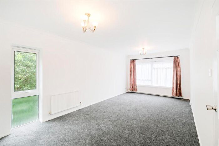 2 Bedroom Flat To Rent In Aldersbrook Road, London, E12