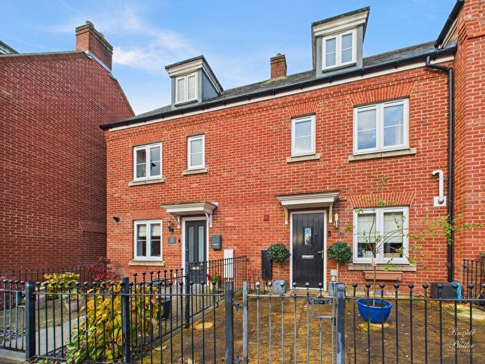 3 Bedroom Town House For Sale In Needlepin Way, Buckingham, MK18
